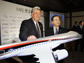 都内の会見で、小型ジェット旅客機「三菱リージョナルジェット（Mitsubishi Regional Jet、MRJ）」100機受注を発表し、笑みを浮かべる三菱航空機（Mitsubishi Aircraft）の江川豪雄（Hideo Egawa）社長（右）とトランス・ステーツ・ホールディングス（Trans States Holdings、TSH）のリチャード・リーチ（Richard Leach）社長（2009年10月2日撮影）。(c)AFP/Yoshikazu TSUNO