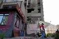 ウクライナ・キーウで、ロシアの攻撃で被害を受けた集合住宅（2023年5月28日撮影）(c)Sergei SUPINSKY / AFP