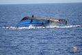 リビア沖の地中海で起きた移民船転覆の瞬間。イタリア海軍公開（2016年5月25日提供）。(c)AFP/MARINA MILITARE
