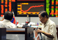 フィリピン・マニラ（Manila）の金融街マカティ（Makati）地区にあるフィリピン証券取引所（Philippine Stock Exchange）で、株価を見るトレーダー（2008年10月30日撮影）。(c)AFP/ROMEO GACAD
