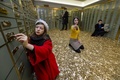 スイス北部バーゼル（Basel）にある旧銀行の金庫室で、800万枚の5サンチーム硬貨と、チェ・ワグナー（Che Wagner）氏（奥）ら、同国国民に月2500スイスフランの最低所得を保障させるための国民投票を求める団体のメンバーたち（2013年12月3日撮影）。(c)AFP/FABRICE COFFRINI