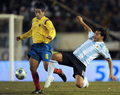 2010年サッカーW杯南アフリカ大会（%%2010 World Cup%%）南米予選第13節、アルゼンチン対コロンビア。試合はアルゼンチンが1-0でコロンビアを下した。南米予選は5節を残しているが、本戦への出場権が与えられる上位4位チームと5位以下のチームがはっきりと分かれている。13節を終えた上位にはブラジル、パラグアイ、チリ、アルゼンチンがつけている。アルゼンチンが1-0でコロンビアを下した。写真はコロンビアのファビアン・バルガス（%%Fabian Vargas%%、左）にスライディングタックルを仕掛けるアルゼンチンのカルロス・テベス（%%Carlos Tevez%%）。（2009年6月6日撮影）（c）AFP/DANIEL GARCIA
