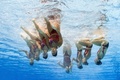 スペイン・バルセロナ（Barcelona）で開催されている第15回世界水泳選手権（15th FINA World Championships）。水中カメラで撮影されたシンクロナイズドスイミング・チームの演技の様子。

チームテクニカルルーティン（TR）予選で演技するカナダの選手（2013年7月20日撮影）。(c)AFP/FRANCOIS XAVIER MARIT