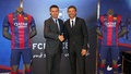 本拠地カンプ・ノウ・スタジアム（Camp Nou stadium）で行われたFCバルセロナ（FC Barcelona）の新監督就任会見で、ジョゼップ・マリア・バルトメウ（Josep Maria Bartomeu）会長（左）と握手を交わすルイス・エンリケ（Luis Enrique）監督（2014年5月21日撮影）。(c)AFP/MIGUEL RUIZ