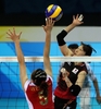 北京五輪女子バレーボールの対中国戦で、スパイクを打つ日本の桜井由香（%%Yuka Sakurai%%、右）。（2008年8月17日撮影）(c)AFP/ALEXANDER JOE
