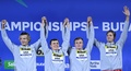 第19回世界水泳選手権、競泳男子4×200メートルリレーの表彰式に臨む優勝した米国の選手（2022年6月23日撮影）。(c)Attila KISBENEDEK / AFP