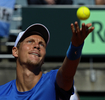 男子テニス、国別対抗戦のデビスカップ（Davis Cup 2012）は16日、ワールドグループ準決勝がアルゼンチンのブエノスアイレス（Buenos Aires）で行われ、アルゼンチンとの対戦成績を3勝1敗としたチェコが決勝に進出した。

チェコのトマス・ベルディハ（Tomas Berdych）は第4試合のシングルスでアルゼンチンのカルロス・ベルロク（Carlos Berlocq）を6-3、6-3、6-4で下した。

サーブトスを上げるトマス・ベルディハ（2012年9月16日撮影）。(c)AFP/ALEJANDRO PAGNI