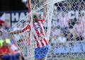 ゴールネットにからまるアトレティコ・マドリードのディエゴ・フォルラン（%%Diego Forlan%%）。（2008年8月31日撮影）(c)AFP/DANI POZO
