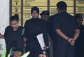 マレーシア・クアラルンプール郊外の裁判所に出廷したインドネシア国籍のシティ・アイシャ被告（左）。(c)AFP/MOHD RASFAN