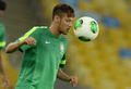 サッカーコンフェデレーションズカップ2013（Confederations Cup 2013）決勝のスペイン戦を控え、ブラジル代表が29日、決勝の舞台となるマラカナン・スタジアム（Maracana Stadium）で調整を行った。

調整に臨むブラジルのネイマール（Neymar da Silva Santos Junior、2013年6月29日撮影）。(c)AFP/VANDERLEI ALMEIDA
