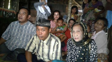 歳の差なんと58歳！ インドネシア15歳少年が高齢女性と「結婚」