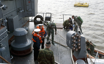 ソマリアの海賊が乗っ取った貨物船、外国軍艦に包囲される