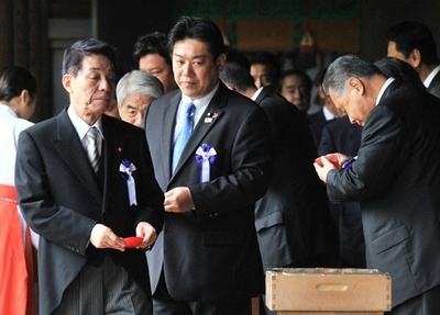 野田内閣の2閣僚が靖国参拝、前日には自民党の安倍総裁も