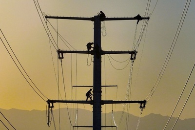 【今日の1枚】高所作業、入り日に追いかけられ… 中国