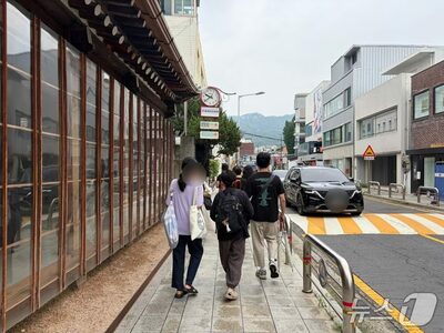 ソウルの西村にランナー殺到…細い路地で「歩きにくい」の声