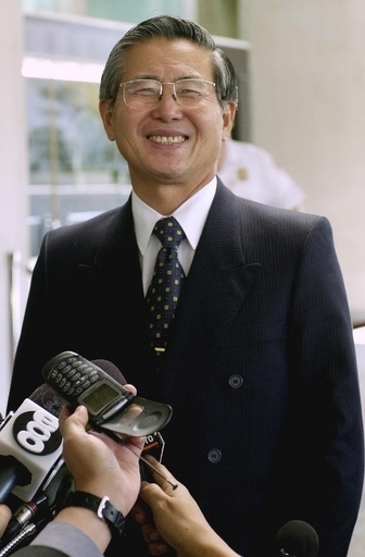 フジモリ元大統領、軍のスパイ方法に法廷で大笑い