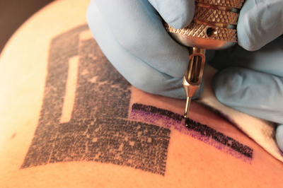 タトゥーで広告塔に！寄付金集めの奇策