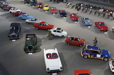 仏パリのオークションに名車ずらり、ローマ法王のハーレーも