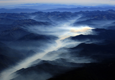 霧のシエラネバダ山脈、米国