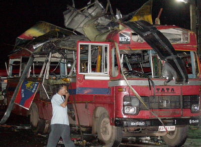 スリランカでバス爆発、死傷者70人以上