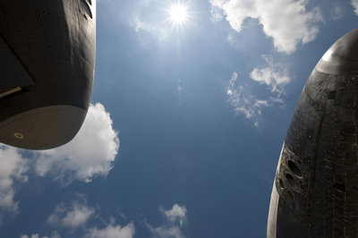 スペースシャトル「ディスカバリー」、余生送る博物館に到着