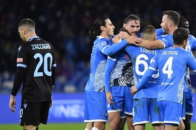 首位ナポリ快勝で故マラドーナ氏を追悼、ミランはホーム初黒星