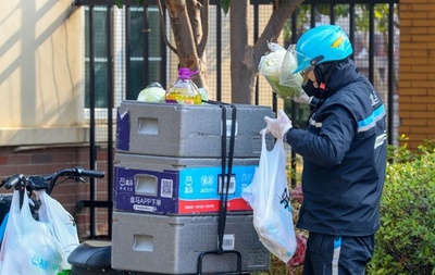 休まず命を削って配達を続ける…中国・武漢の商店主たち