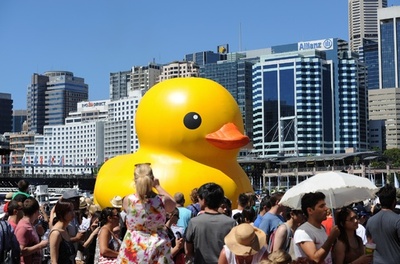 「逃走中」巨大ゴムアヒル、沖合で漁師が確保「しっかり膨らんでいる」 豪