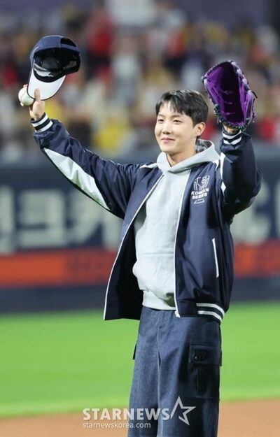 BTSジェイホープ、故郷で勝利を呼ぶ始球式
