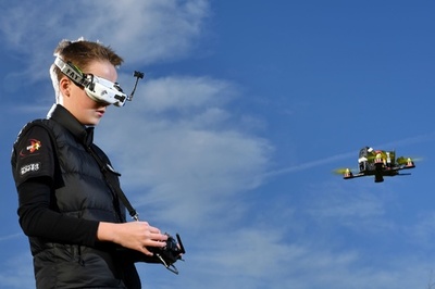 空から目線のドローンレース、世界王者は16歳の英少年