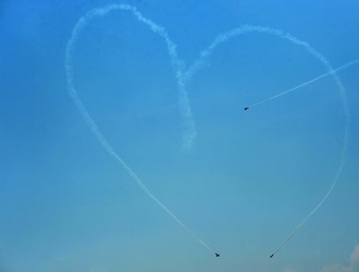 青い大空にハートマーク、チェコの航空ショー