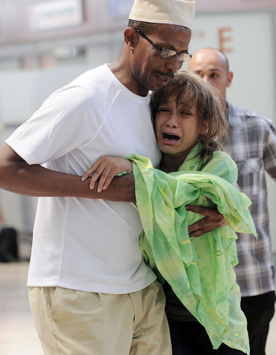 イエメン航空機墜落事故 遺体に囲まれ泳ぐ14歳少女を救出