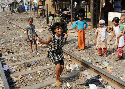 故郷ムンバイで友達と遊ぶ、『スラムドッグ＄ミリオネア』出演子役