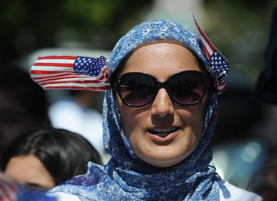 米誌プレイボーイ、ヒジャブ姿の女性初掲載 賛否両論