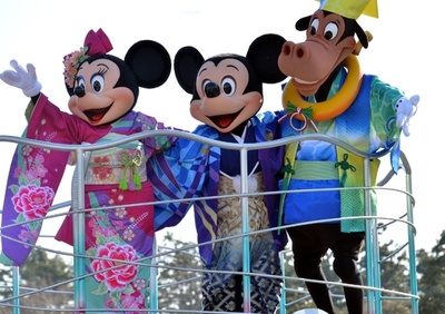 ミッキ―も和装であいさつ、東京ディズニーランドでお正月パレード