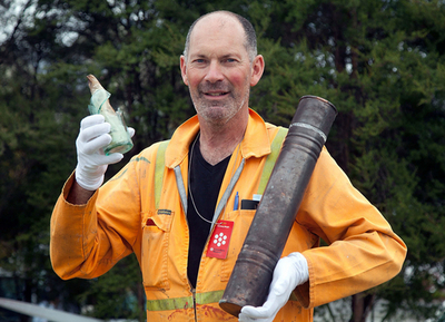 NZ地震、倒れた銅像の台座から2つのタイムカプセル発見