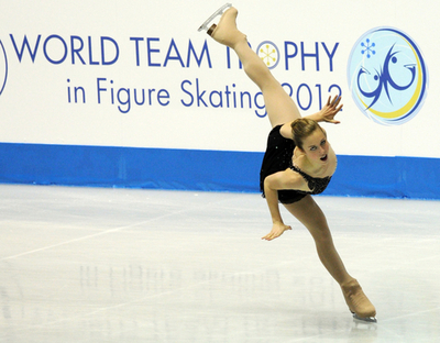 日本が世界フィギュア国別対抗戦で優勝、鈴木がコストナー破る