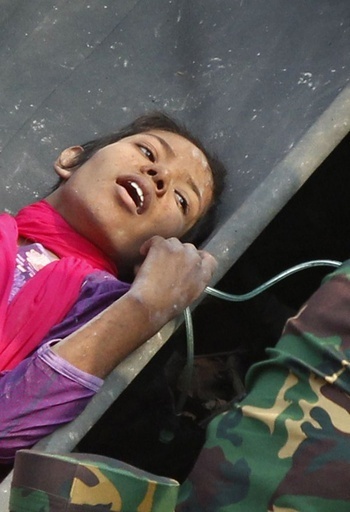 ビル崩壊現場から女性救出、事故から17日目 バングラデシュ