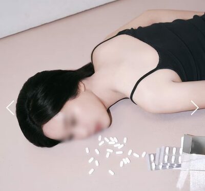 「これがビタミン広告？？」薬まみれで横たわる女性モデル…韓国・美容ブランドの広告に非難殺到