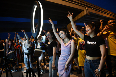 中国の若者の間で人気が高まる「搭子文化」