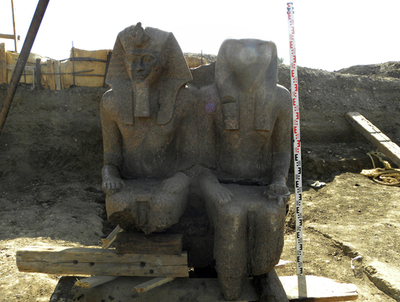 アメンホテプ3世と太陽神ラーの座像見つかる、エジプト