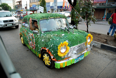 緑の葉に包まれたミニクーパー、環境保護訴えドライブ フィリピン