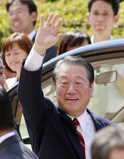 小沢氏、起訴議決でも「離党も辞職も必要ない」