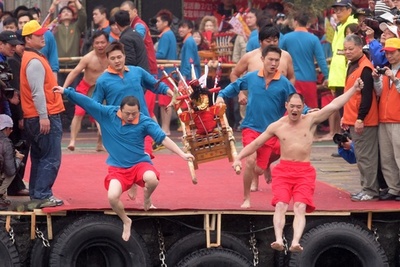 台湾、港に飛び込む祭り 平和と繁栄願う