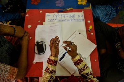 ストリートチルドレン、記者になる インドの闇世界暴く