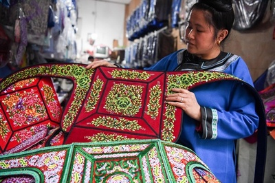 新たな商機を…民族文化商店、オン・オフラインで奮闘 中国・貴州