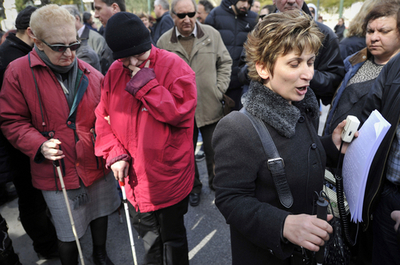 緊縮策に反対、視覚障害者がデモ ギリシャ