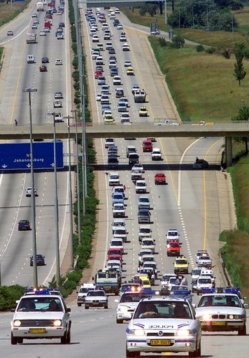 新婚旅行中の女性、遺体で見つかる タクシーごと拉致 南ア