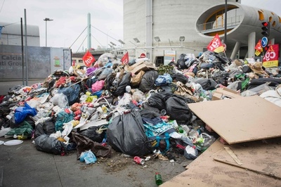 サッカー欧州選手権直前、仏運輸担当相が鉄道ストの「強制中止」を示唆
