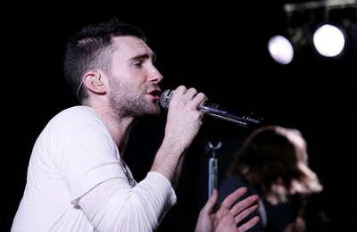 マルーン5、NYのアップルストアでパフォーマンス